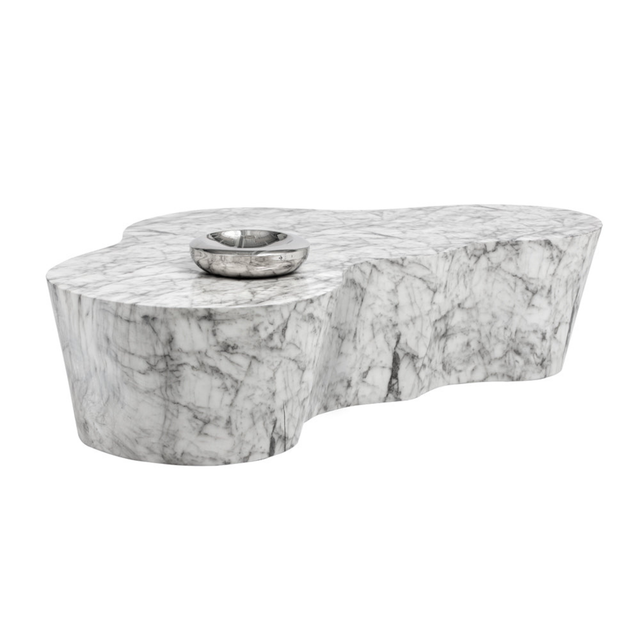 Table basse design en marbre blanc veiné, forme organique sculpturale, idéale pour un salon moderne.
