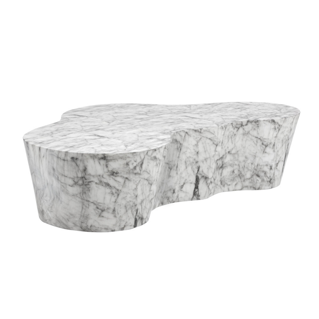 Table basse design en marbre blanc veiné, forme organique sculpturale, idéale pour un salon moderne.