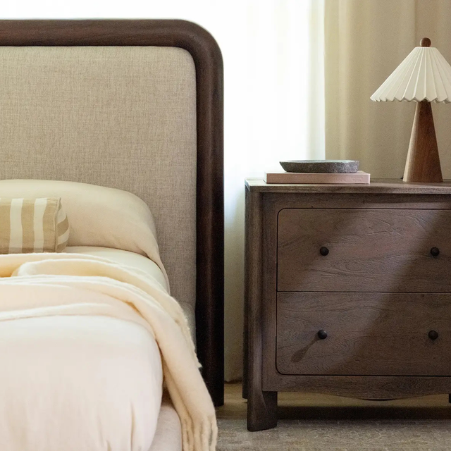 Table de chevet en bois avec deux tiroirs, dimensions indiquées, design compact pour chambre moderne.