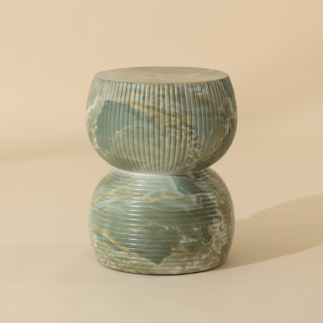Table d’appoint ronde en pierre verte nervurée, design texturé sculptural pour salon contemporain.