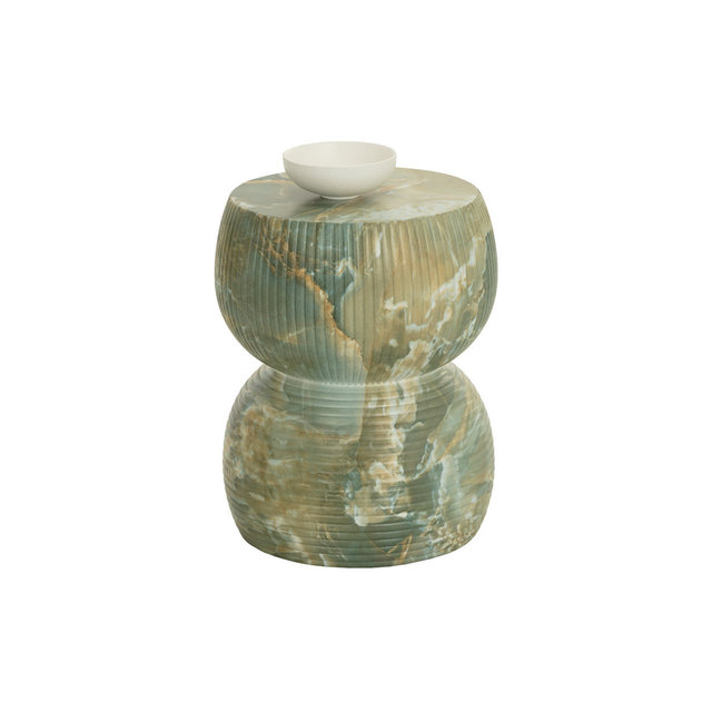 Table d’appoint ronde en pierre verte nervurée, design texturé sculptural pour salon contemporain.
