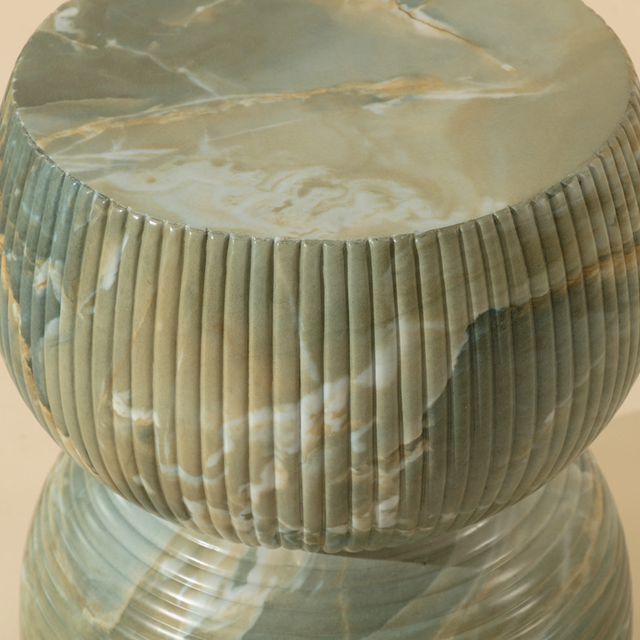 Table d’appoint ronde en pierre verte nervurée, design texturé sculptural pour salon contemporain.