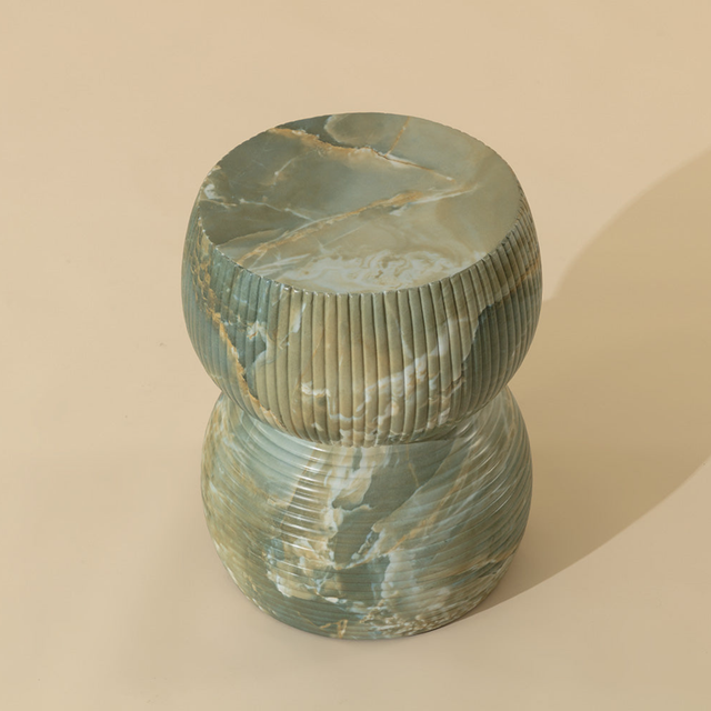 Table d’appoint ronde en pierre verte nervurée, design texturé sculptural pour salon contemporain.