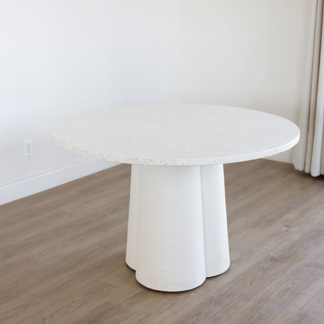 table ronde blanche au plateau en terrazzo et base sculpturale.