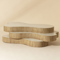 Table basse organique en bois clair à plateaux superposés, design sculptural pour salon contemporain.