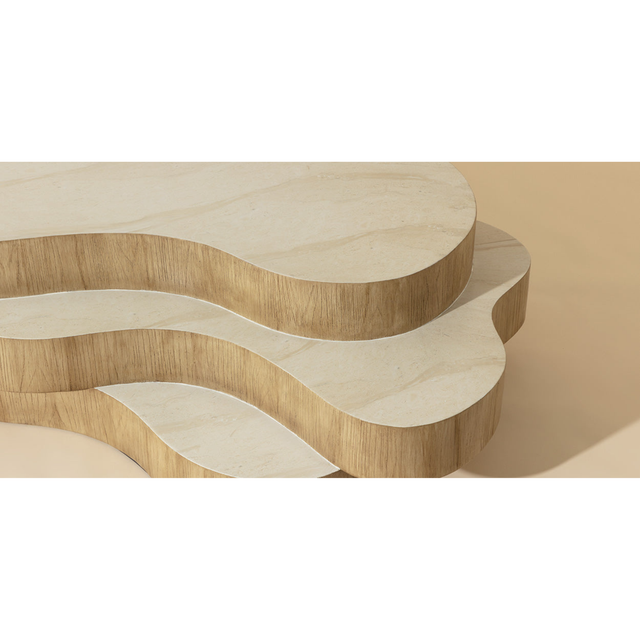 Table basse organique en bois clair à plateaux superposés, design sculptural pour salon contemporain.