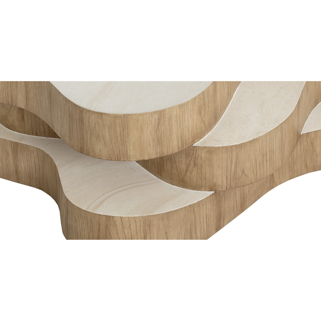Table basse organique en bois clair à plateaux superposés, design sculptural pour salon contemporain.