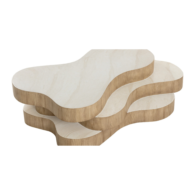 Table basse organique en bois clair à plateaux superposés, design sculptural pour salon contemporain.
