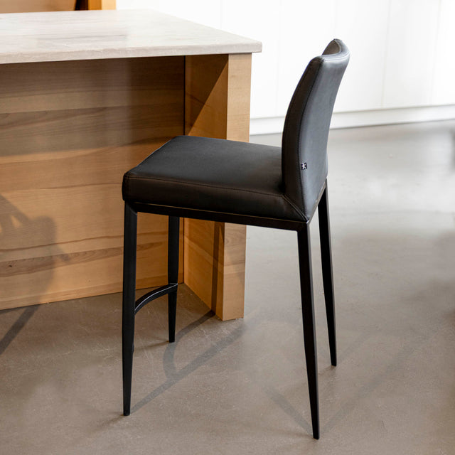 tabouret de comptoir noir en cuir synthetique avec dossier moderne et assise rembourrée