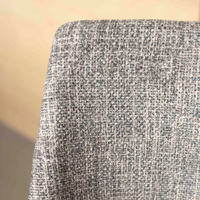 Tabouret de bar design avec assise en tissu brun/gris et pieds en metal noir, ideal pour cuisine moderne.