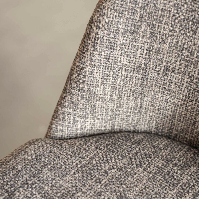 Tabouret de bar design avec assise en tissu brun/gris et pieds en metal noir, ideal pour cuisine moderne.