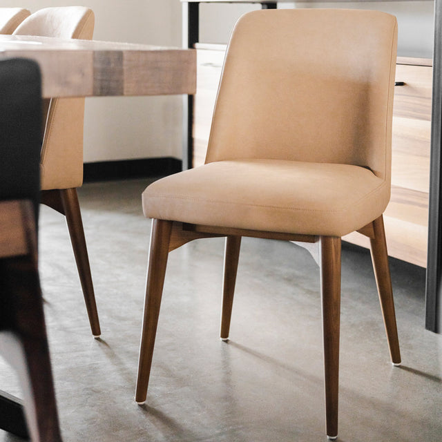 Chaise de cuisine en cuir végane de couleur claire - Odile