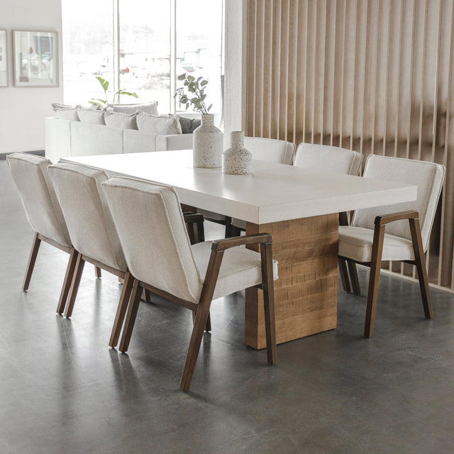 table de salle a manger en beton clair avec base en bois et chaises beige.